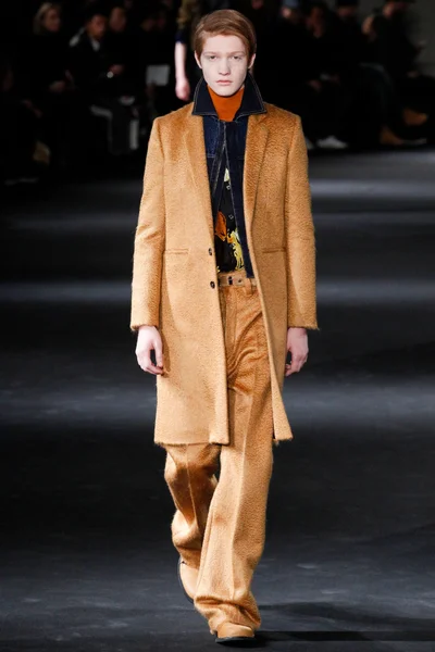 Look 17